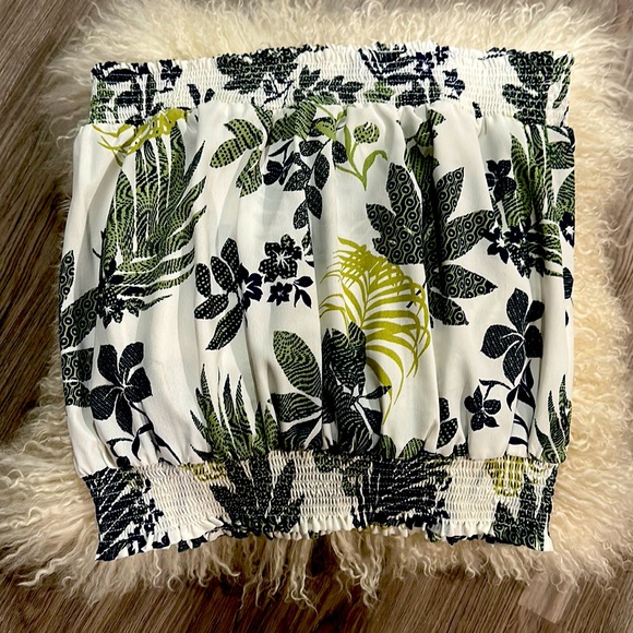 Hawaiian print halter top. - Picture 1 of 1